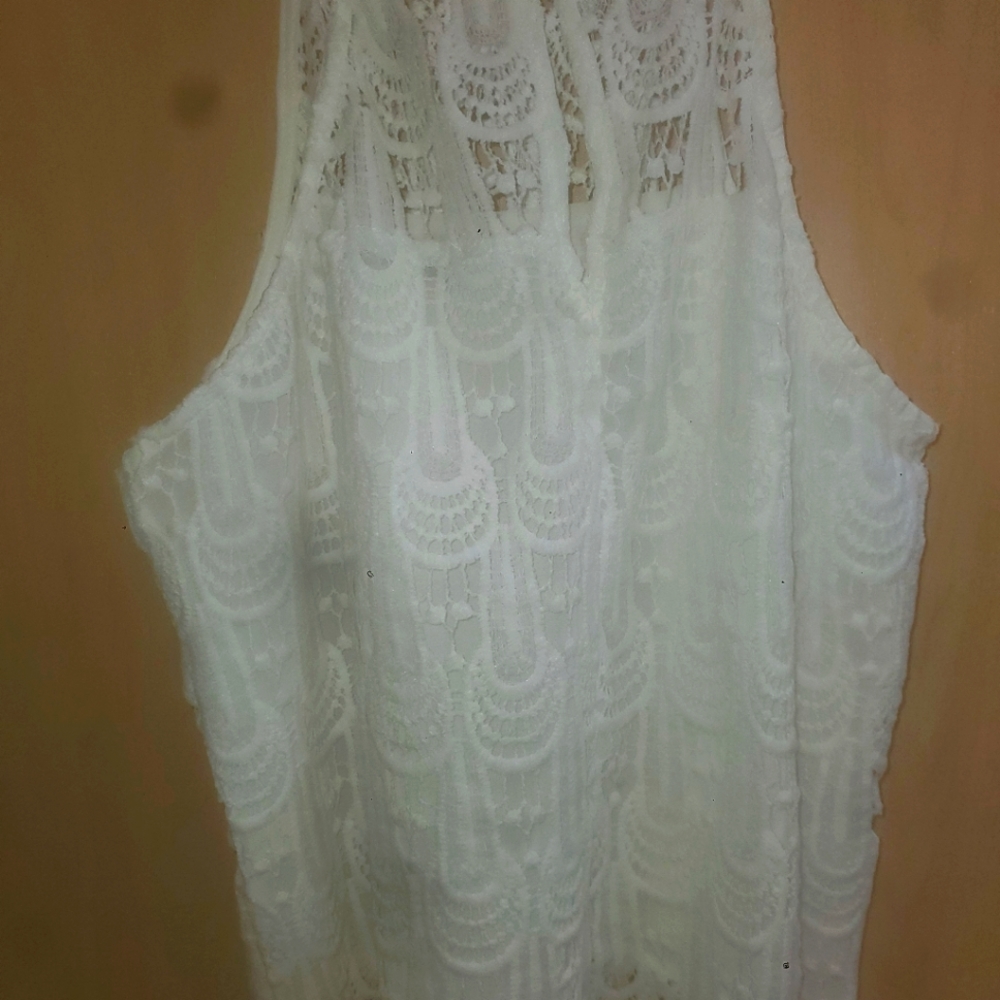 White sleeveless chrocheted blouse